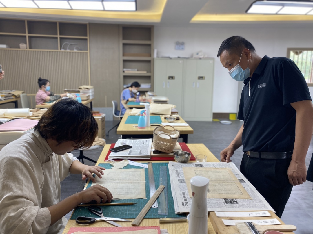 德阳市博物馆对馆藏书画保护修复项目进行进度查验(图3)