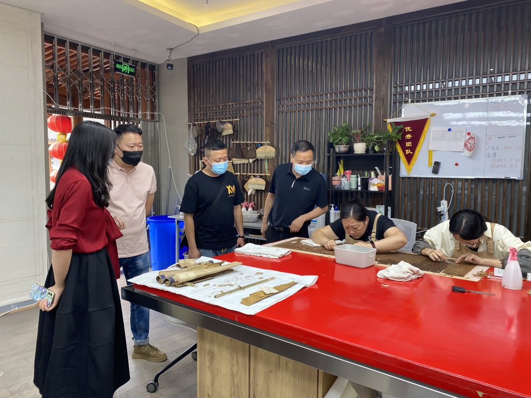 德阳市博物馆对馆藏书画保护修复项目进行进度查验