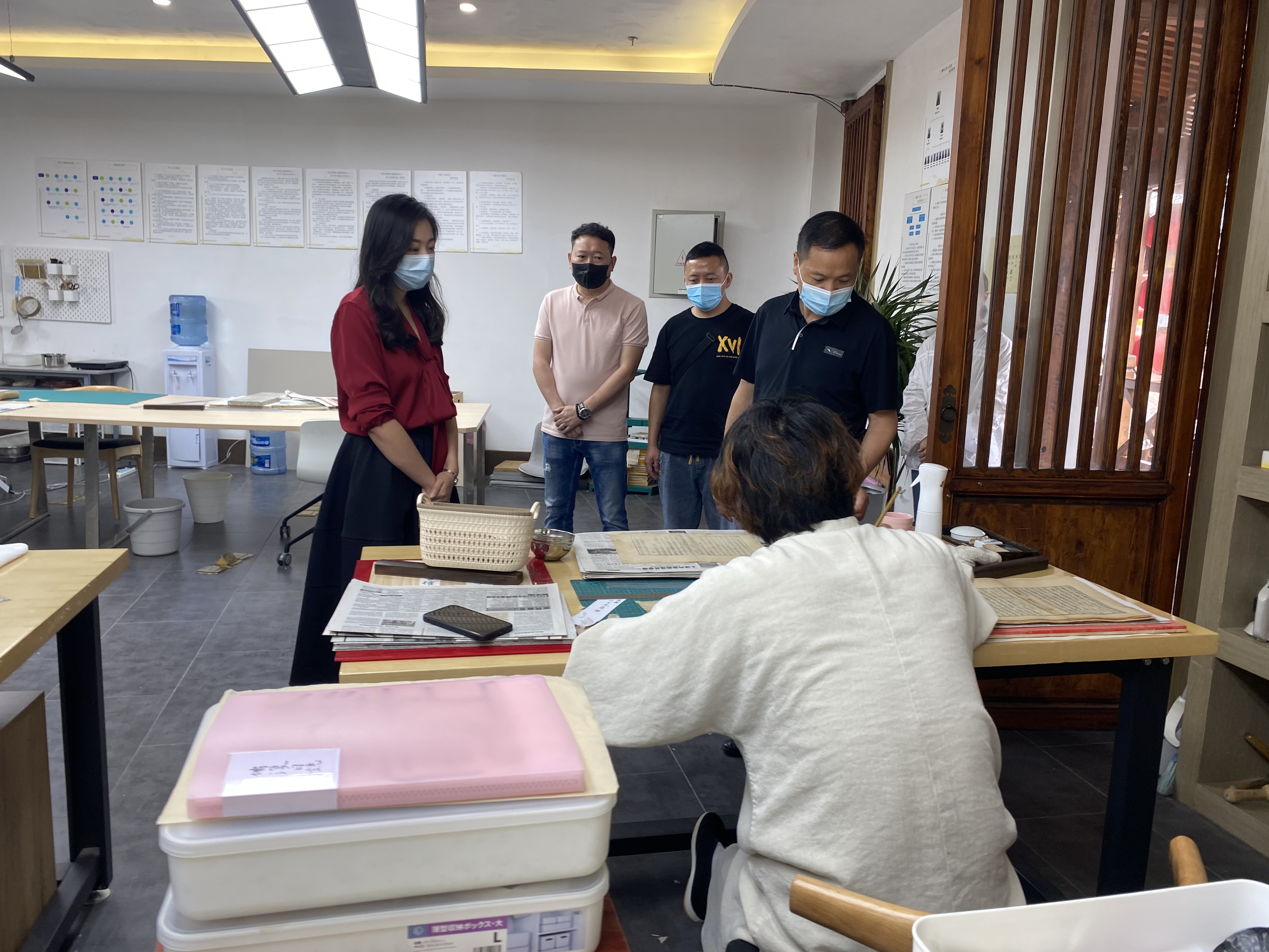 德阳市博物馆对馆藏书画保护修复项目进行进度查验(图4)