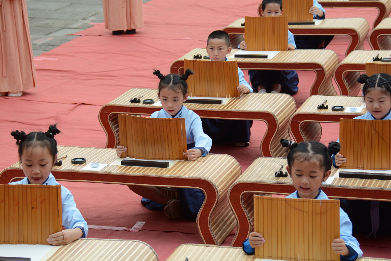 德阳文庙举行“开笔启智 礼润人生”开笔礼活动(图3) 德阳文庙举行“开笔启智 礼润人生”开笔礼活动(图3)