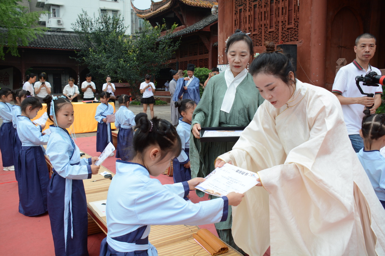 德阳文庙举行“开笔启智 礼润人生”开笔礼活动(图4) 德阳文庙举行“开笔启智 礼润人生”开笔礼活动(图4)