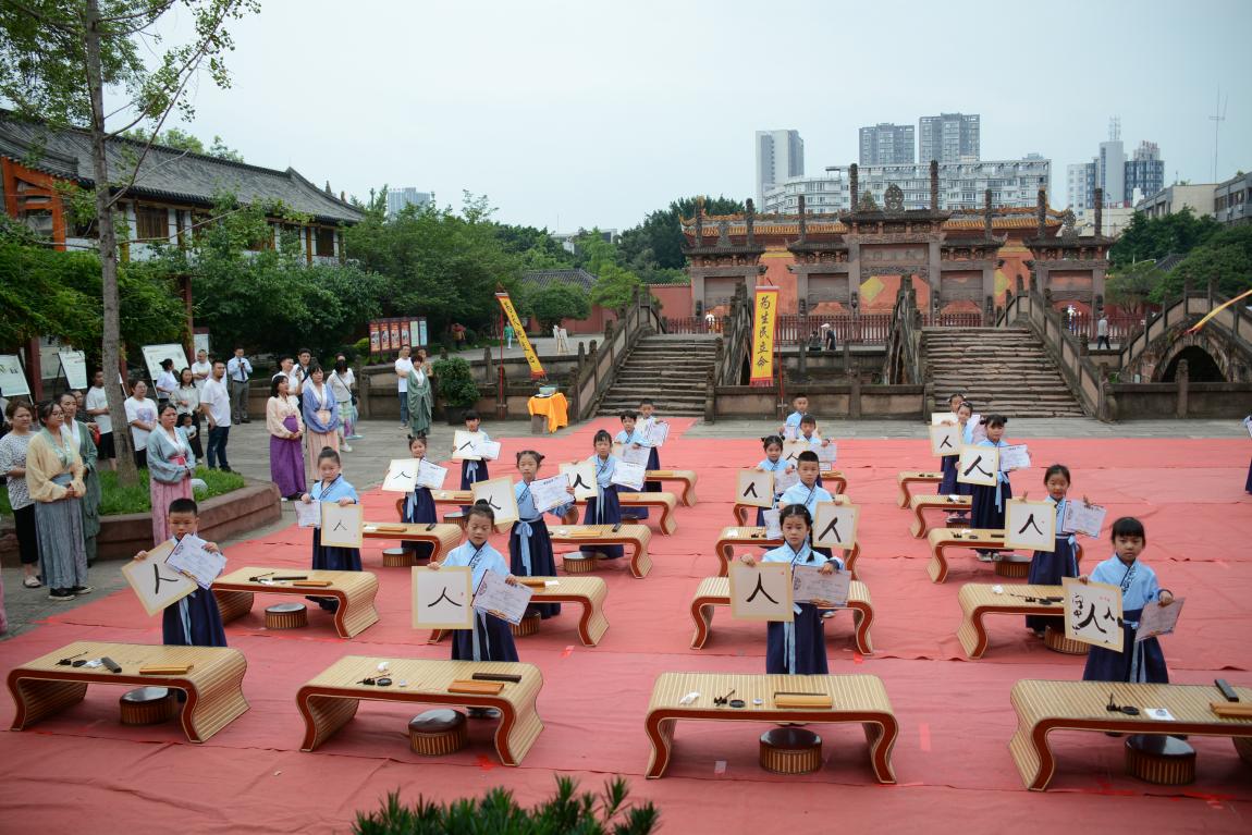 德阳文庙举行“守中尚礼 明日之星”幼儿园毕业典礼(图3)