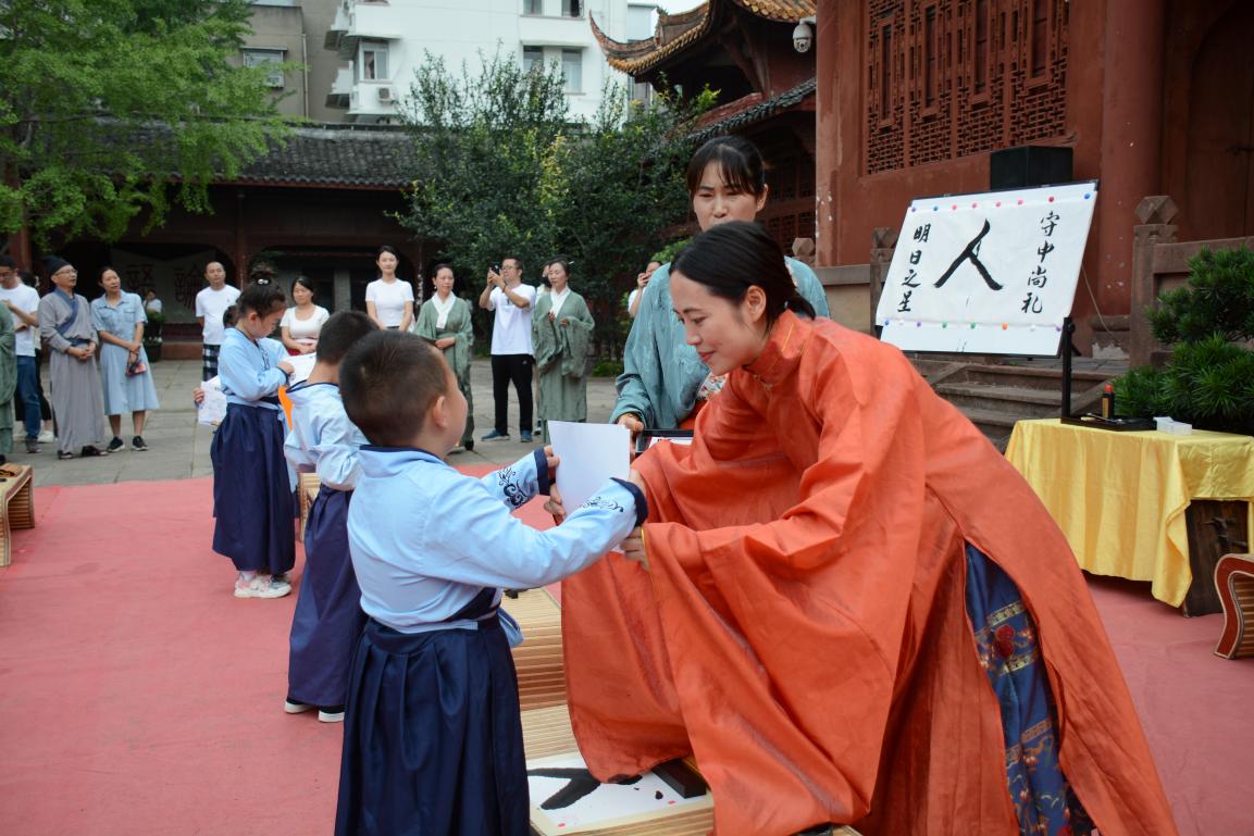 德阳文庙举行“守中尚礼 明日之星”幼儿园毕业典礼(图4)