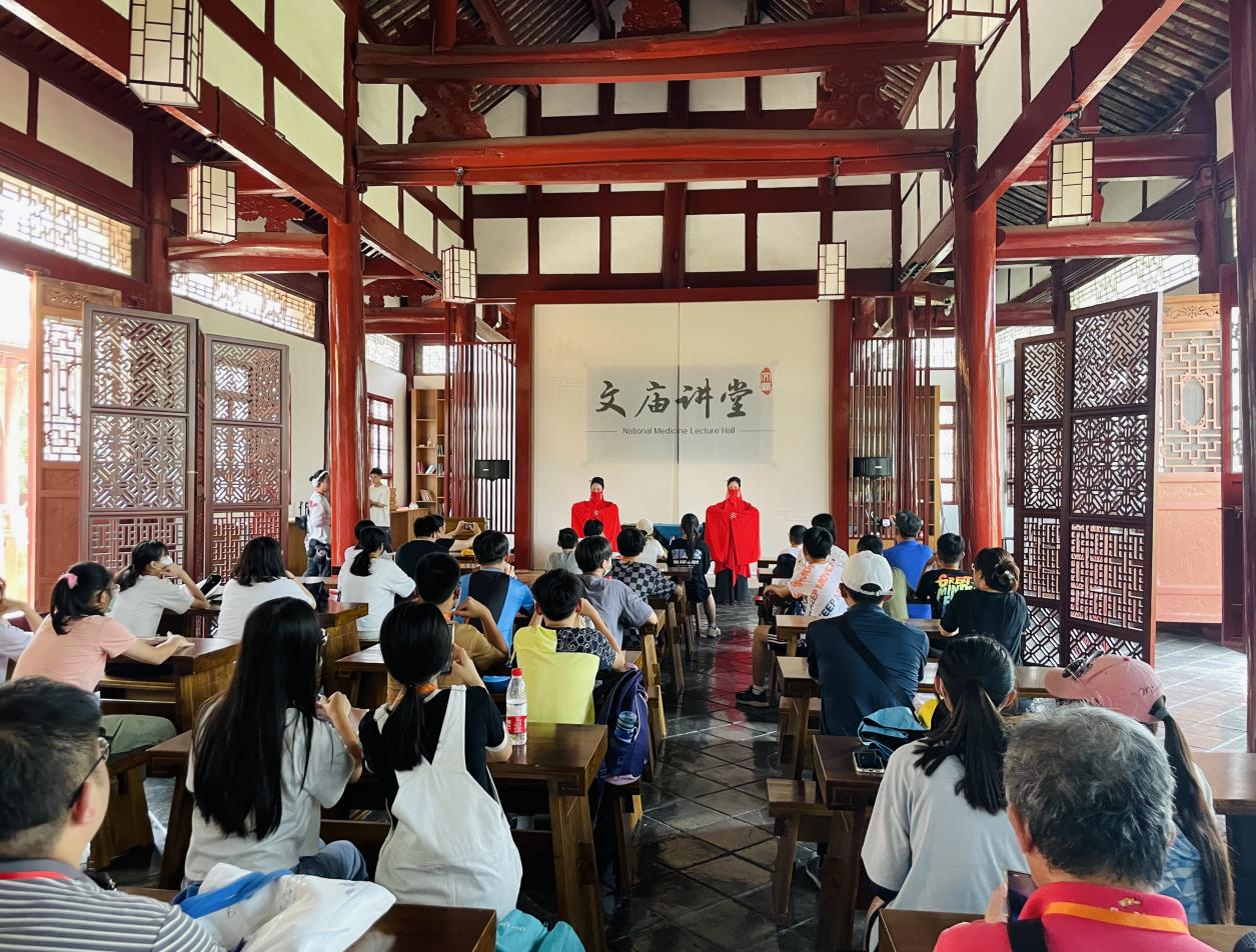 台湾学生走进德阳文庙 开展“着华彩汉服 重温千年记忆”研学旅行活动(图2) 台湾学生走进德阳文庙 开展“着华彩汉服 重温千年记忆”研学旅行活动(图2)