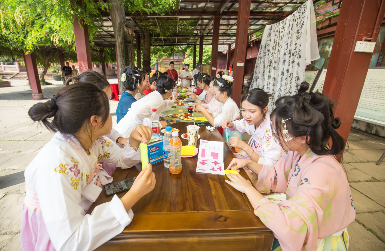 德阳市博物馆开展“乞巧讨喜迎七夕 晒书读诗明学经”传统文化民俗活动   (图3)