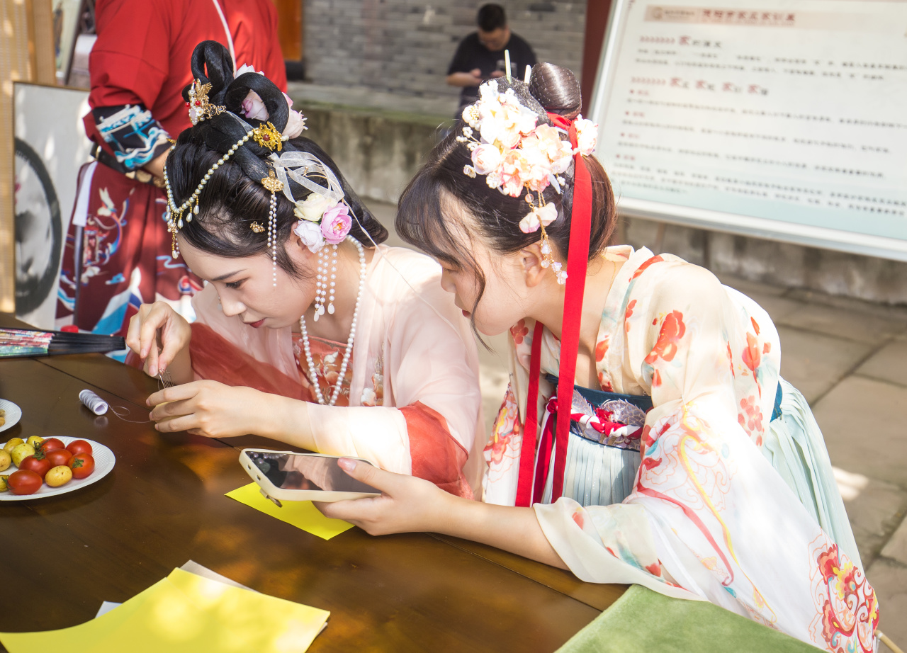 德阳市博物馆开展“乞巧讨喜迎七夕 晒书读诗明学经”传统文化民俗活动   (图4)