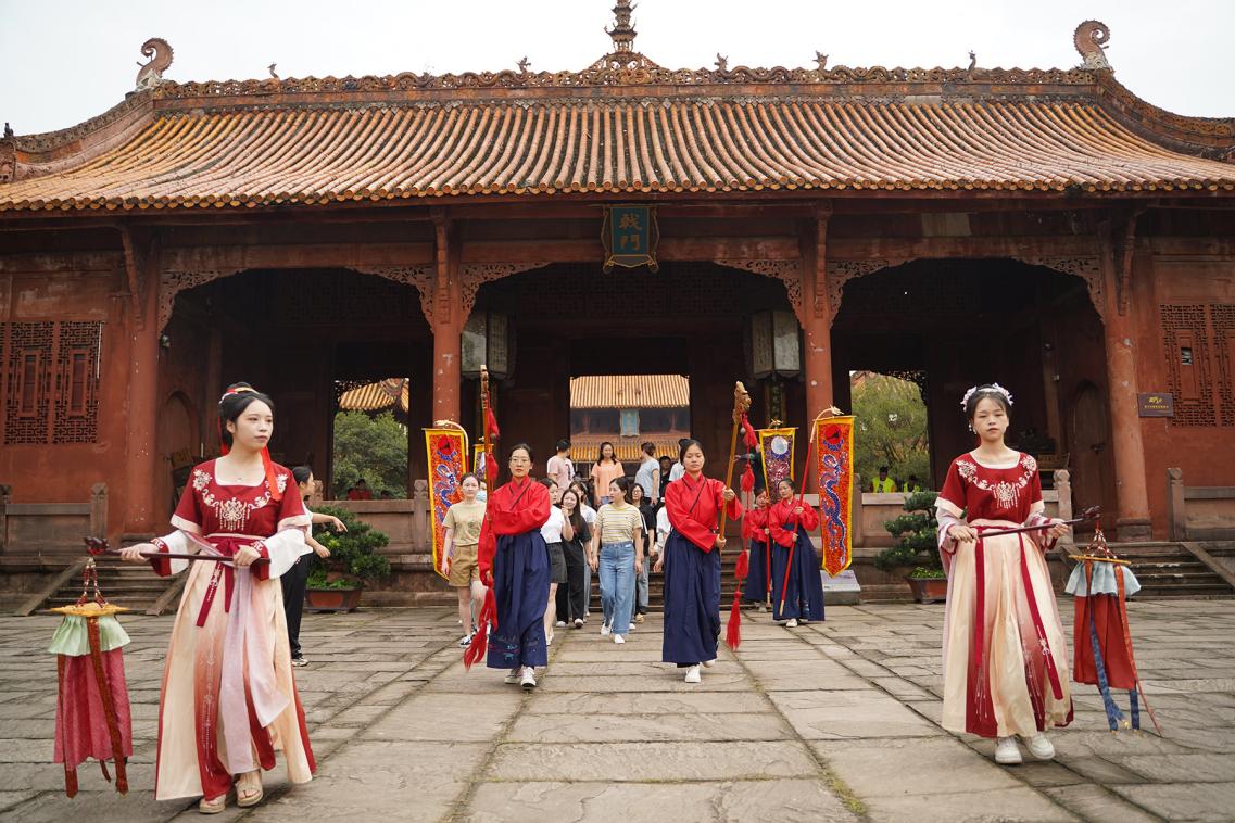 德阳市博物馆开展“奋进新时代 鼓动中华魂”医务（护）人员主题团日活动(图2)