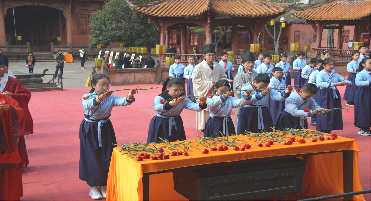 香港学生走进德阳文庙开展“释菜礼”研学旅行活动(图4) 香港学生走进德阳文庙开展“释菜礼”研学旅行活动(图4)