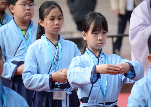 香港学生走进德阳文庙开展“释菜礼”研学旅行活动(图5) 香港学生走进德阳文庙开展“释菜礼”研学旅行活动(图5)