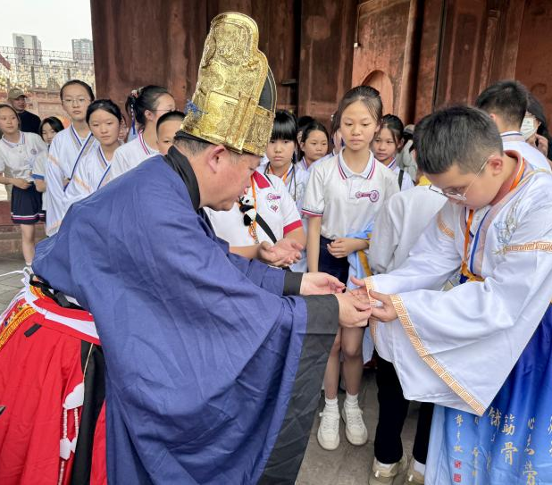 德阳文庙开展“守护传承 放飞梦想”研学旅行实践活动(图4) 德阳文庙开展“守护传承 放飞梦想”研学旅行实践活动(图4)