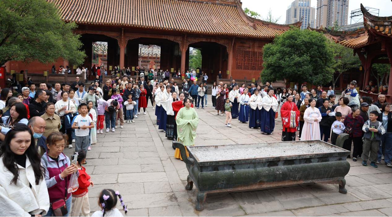 德阳市博物馆举行穿梭时光“趣”文庙 2024年五一劳动文化周活动(图3) 德阳市博物馆举行穿梭时光“趣”文庙 2024年五一劳动文化周活动(图3)