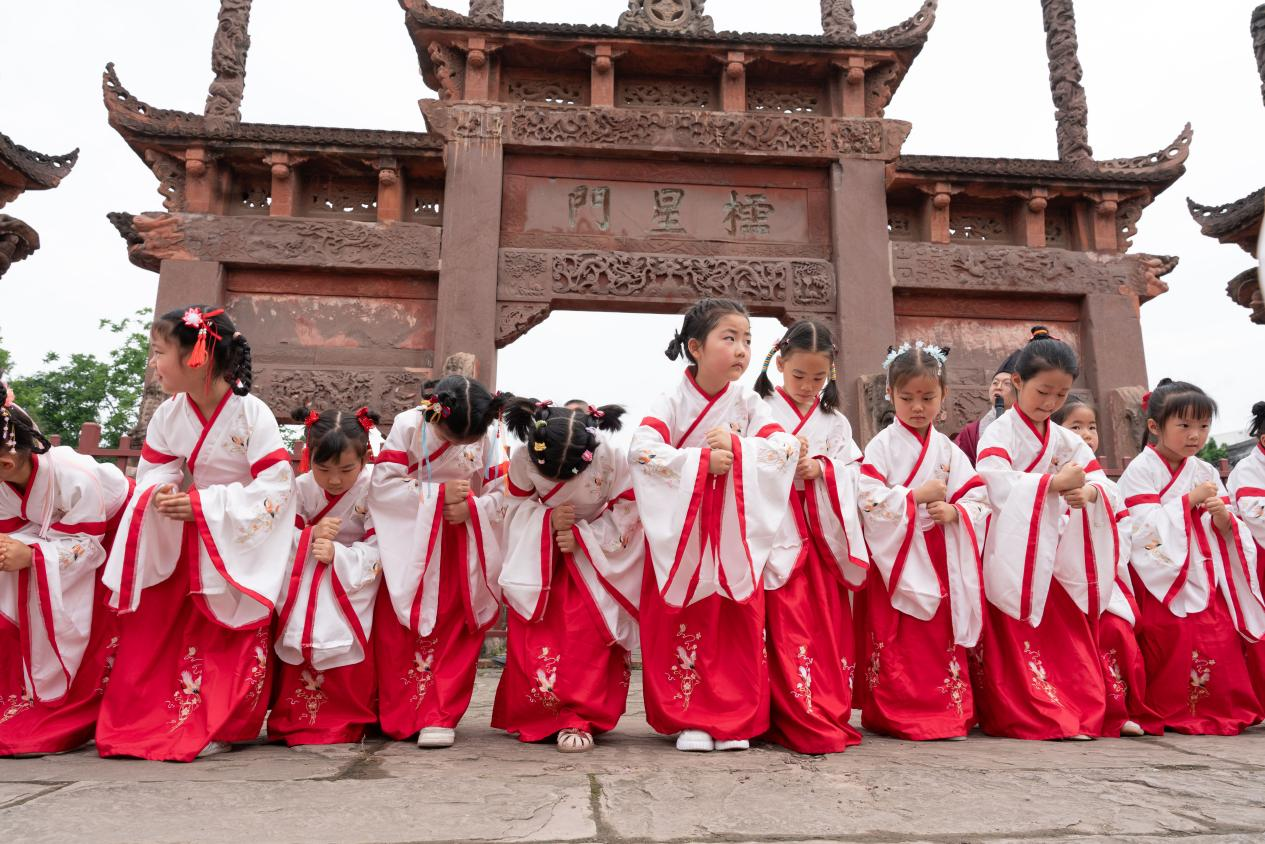 德阳市博物馆开展“与经典同行 与圣贤为友”庆六一活动(图5) 德阳市博物馆开展“与经典同行 与圣贤为友”庆六一活动(图5)