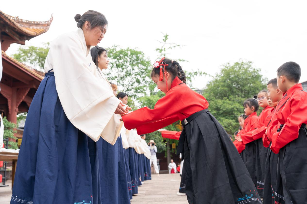 德阳市博物馆开展“与经典同行 与圣贤为友”庆六一活动(图6) 德阳市博物馆开展“与经典同行 与圣贤为友”庆六一活动(图6)