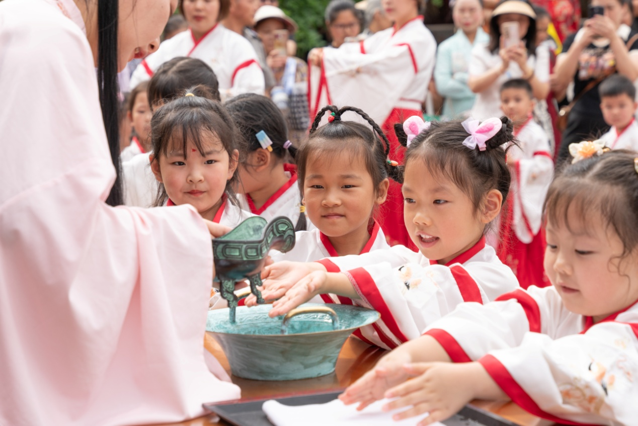 德阳市博物馆开展“与经典同行 与圣贤为友”庆六一活动(图4) 德阳市博物馆开展“与经典同行 与圣贤为友”庆六一活动(图4)