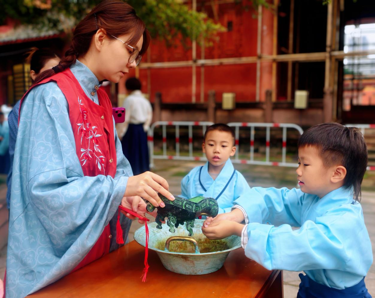 启蒙开笔礼  助新生迈出学习求知第一步(图2)