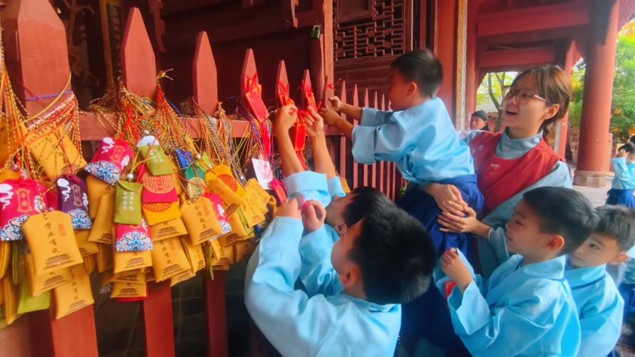 启蒙开笔礼  助新生迈出学习求知第一步(图5)