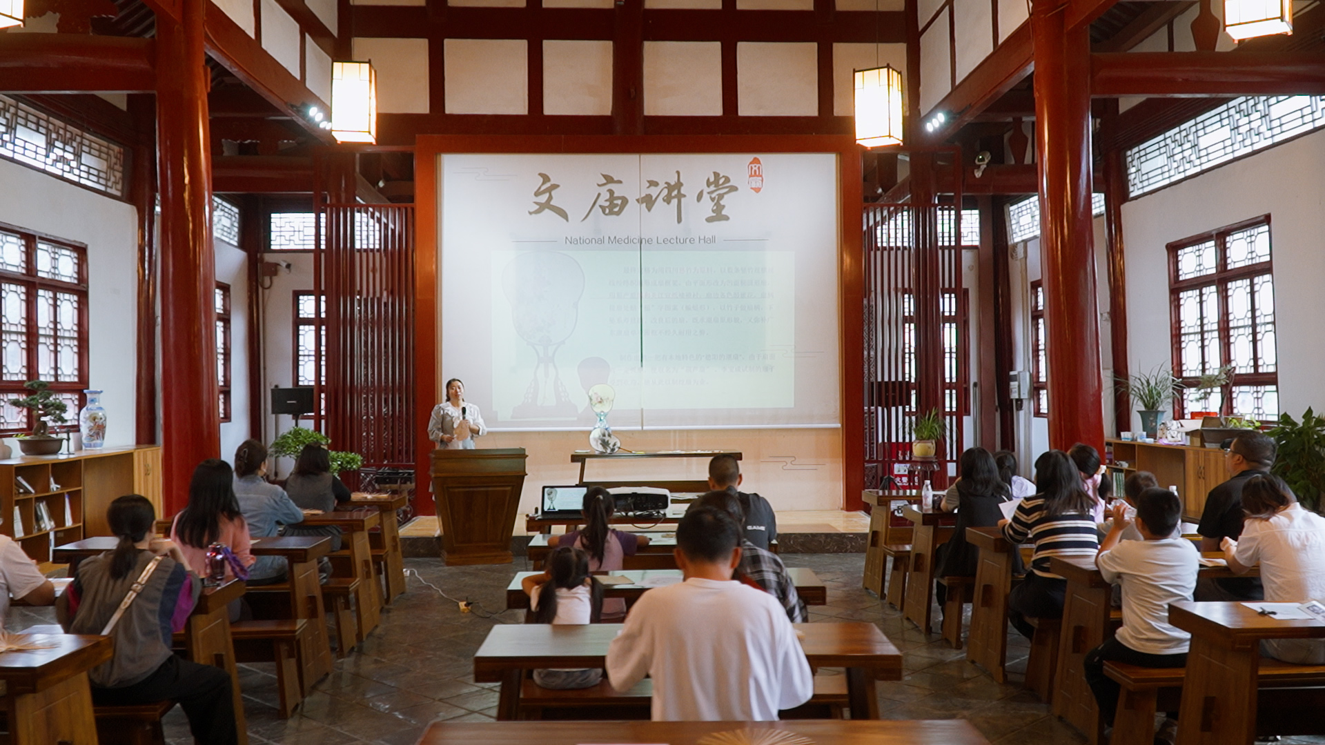 古韵扇韵,指尖传承! 德阳文庙这场非遗潮扇活动太治愈啦~(图3) 古韵扇韵,指尖传承! 德阳文庙这场非遗潮扇活动太治愈啦~(图3)