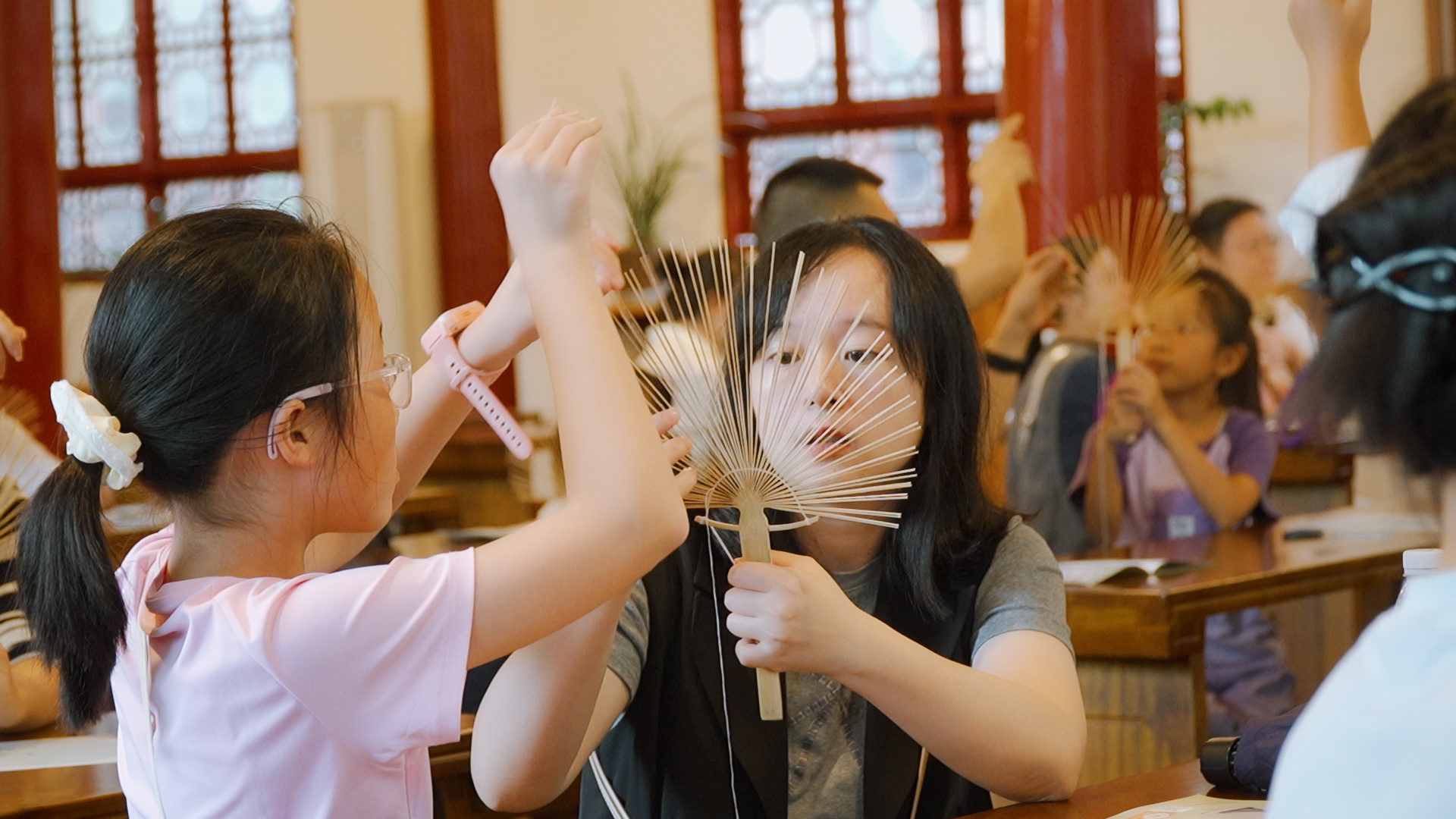 古韵扇韵,指尖传承! 德阳文庙这场非遗潮扇活动太治愈啦~(图6) 古韵扇韵,指尖传承! 德阳文庙这场非遗潮扇活动太治愈啦~(图6)