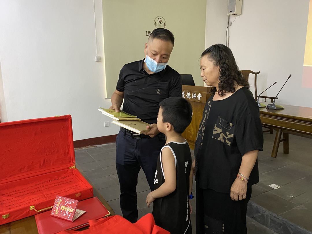 段开青女士向德阳市博物馆捐赠刺绣作品(图5)