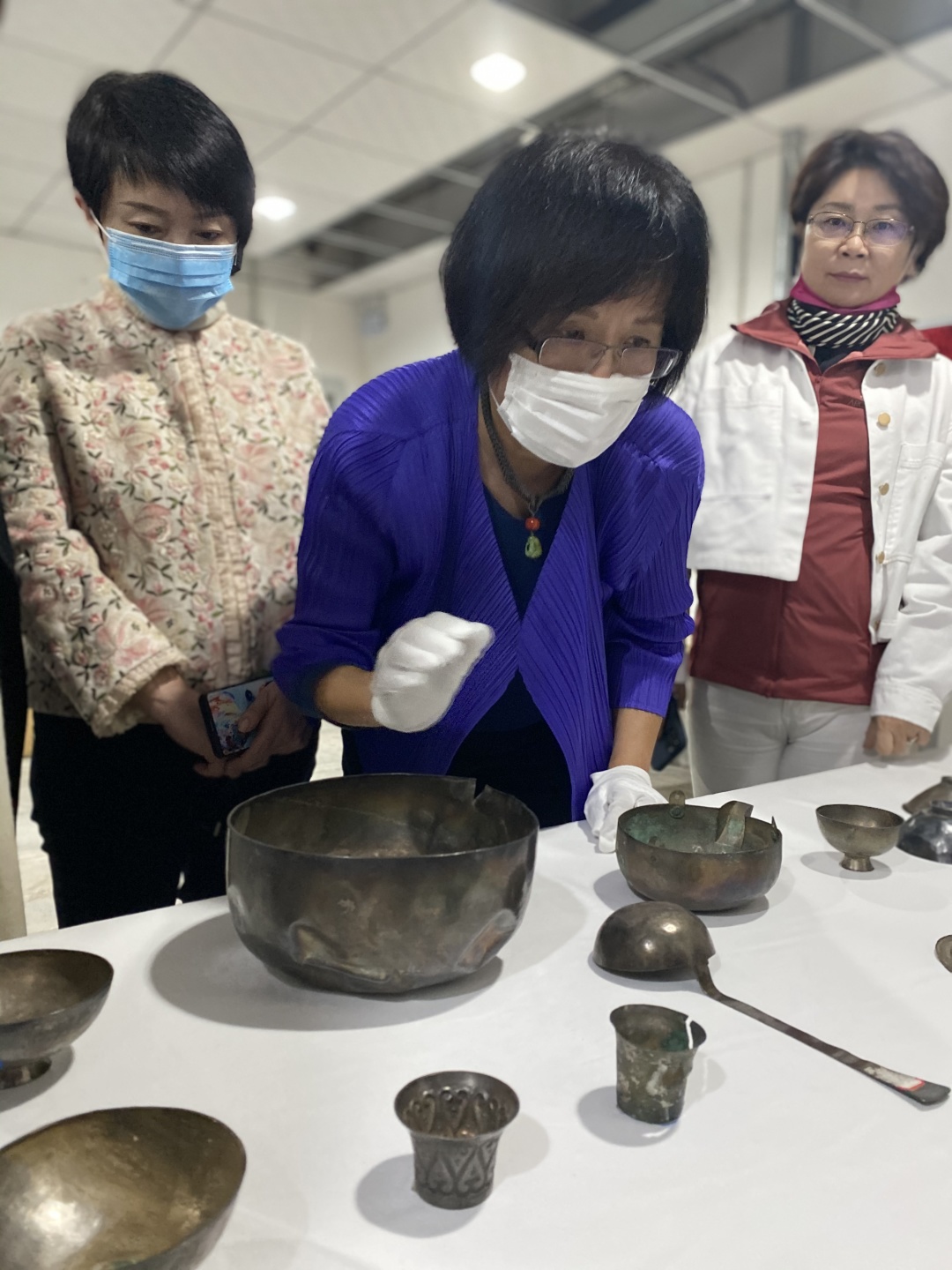 台北故宫博物院研究员廖宝秀到我馆研究馆藏银器(图4)