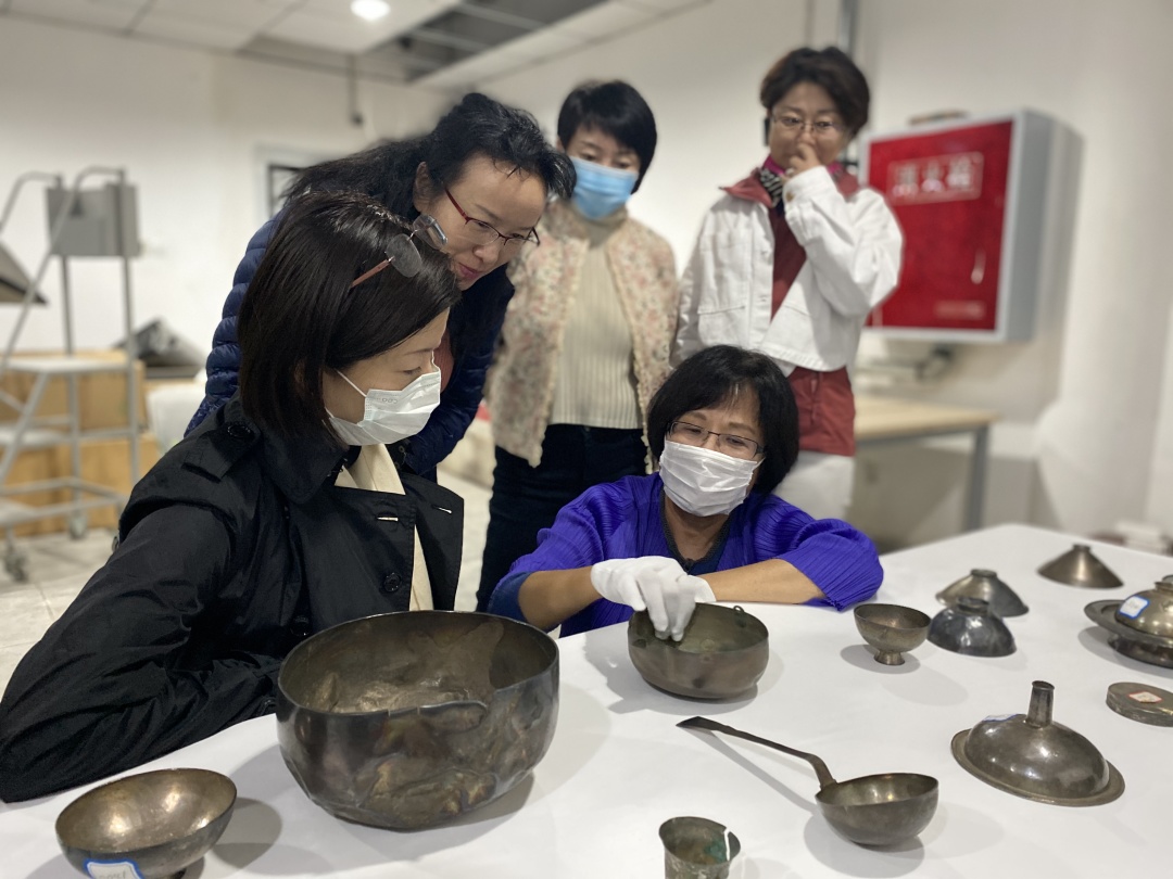 台北故宫博物院研究员廖宝秀到我馆研究馆藏银器(图5)